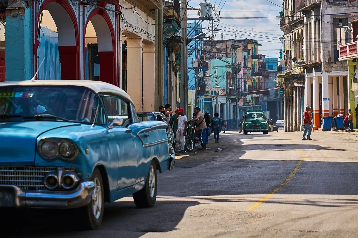 Havana sokağında 1950’lerden kalma bir otomobil ve renkli binalar