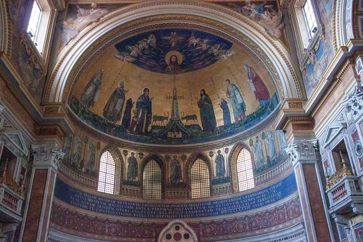 Roma’daki Lateran Bazilikası’nın iç mekânı
