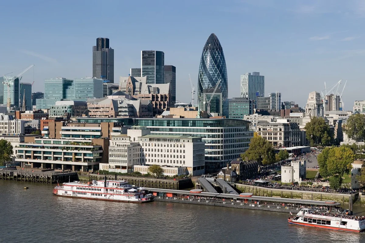 Thames Nehri boyunca uzanan Londra silueti