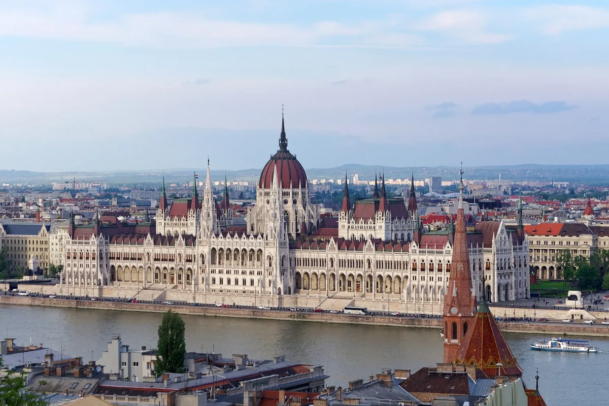 Tuna kıyısındaki Macaristan Parlamento Binası ve Budapeşte silueti