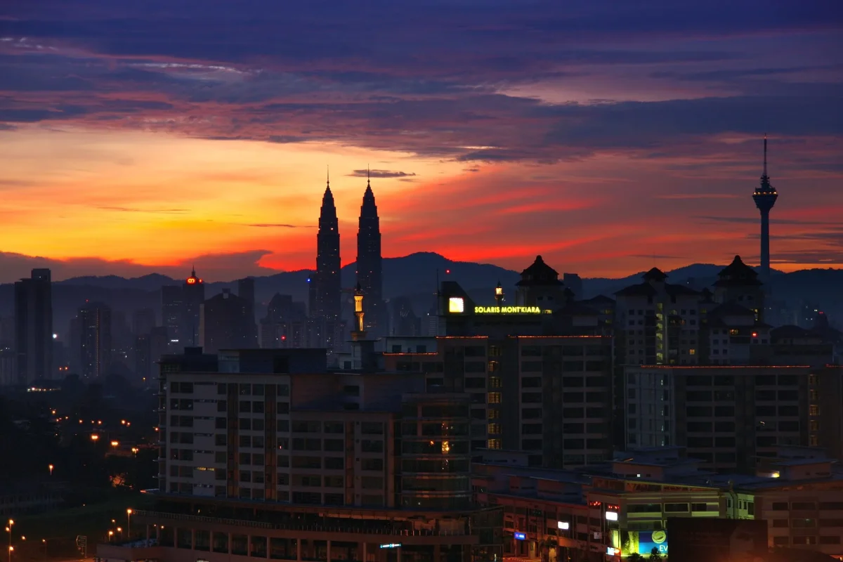 Gün doğarken Kuala Lumpur silueti ve ikiz kuleler