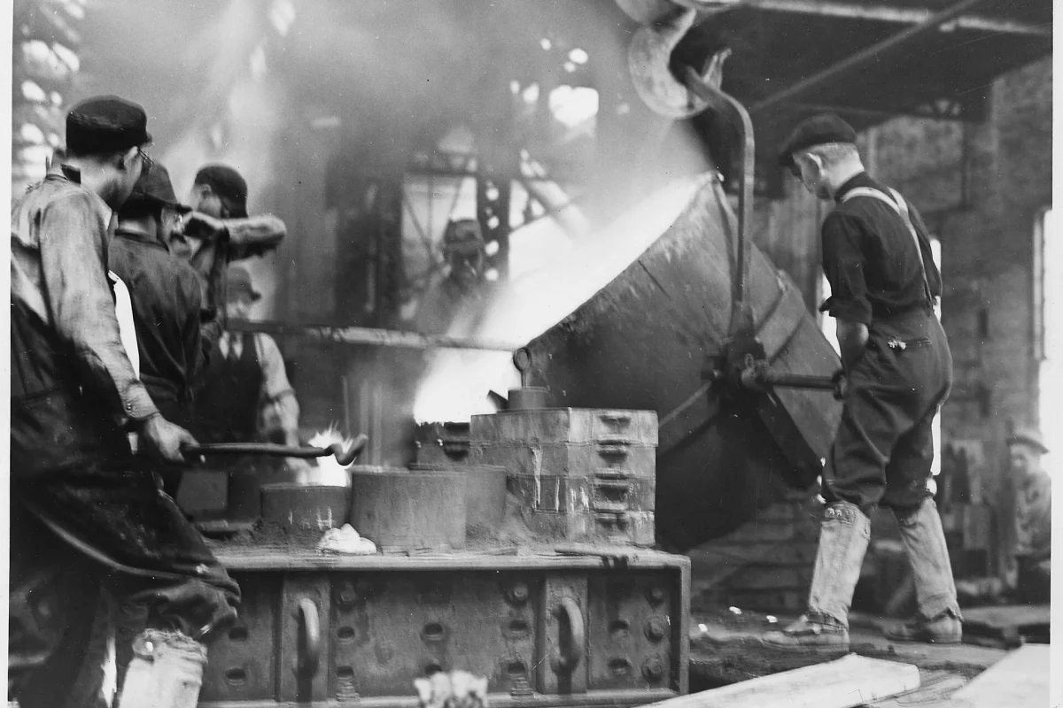 Dökümhanede erimiş metalin kalıba dökülmesi
