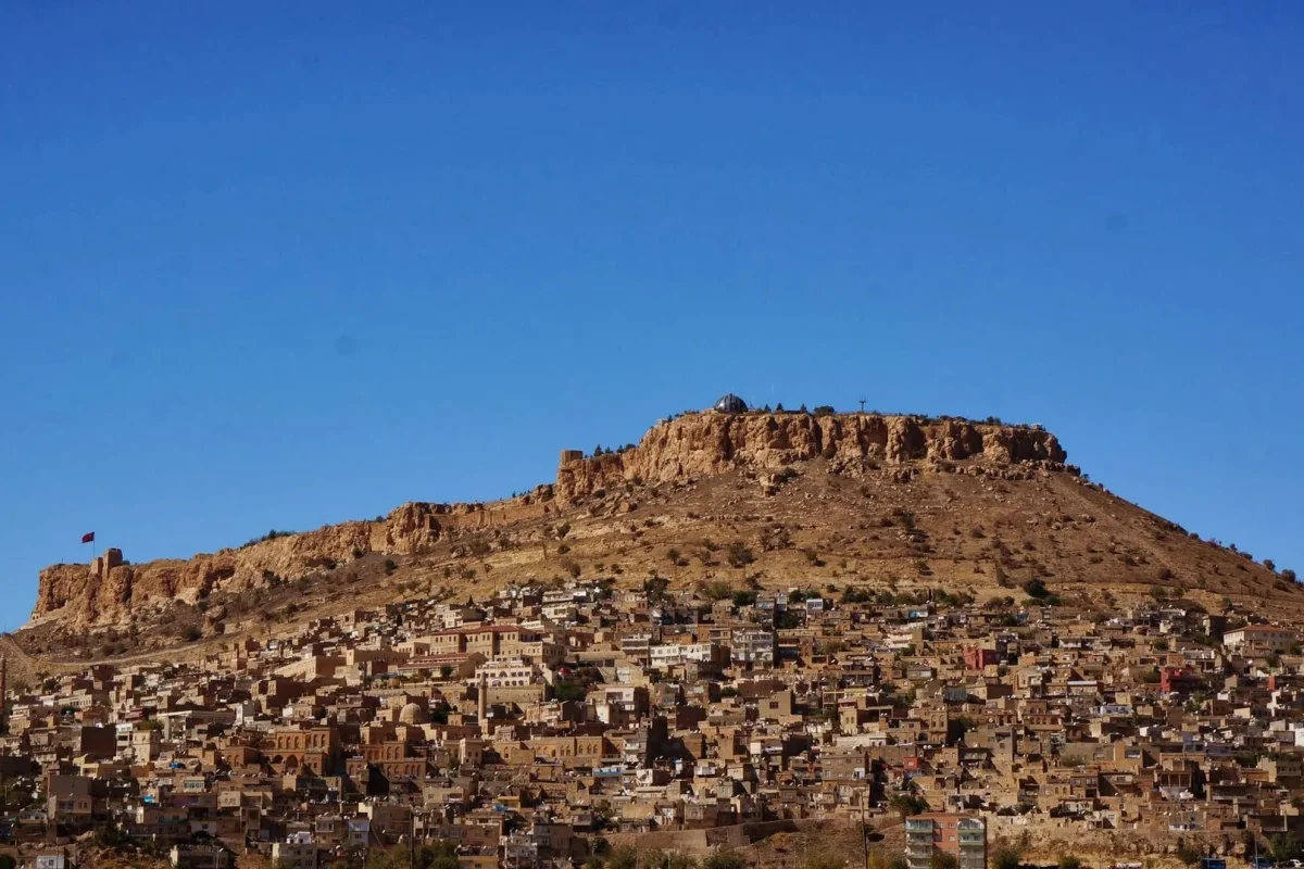 Mardin’in yamaca basamak basamak kurulmuş evleri ve tepedeki kale