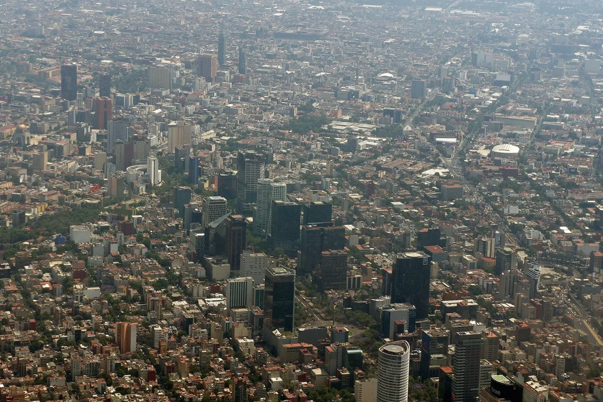 Mexico City’nin ufka kadar uzanan yayılımı ve merkezdeki gökdelenler
