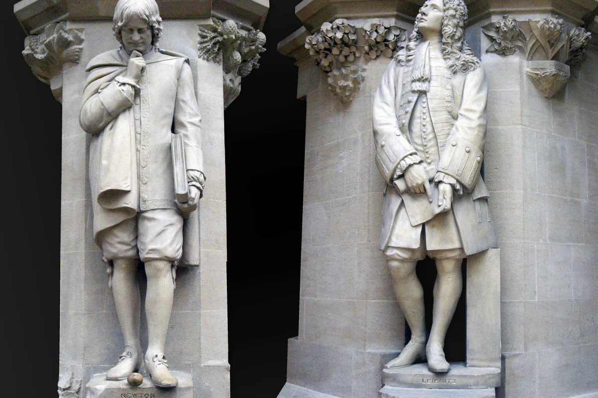 Isaac Newton ve Gottfried Leibniz’i gösteren heykeller
