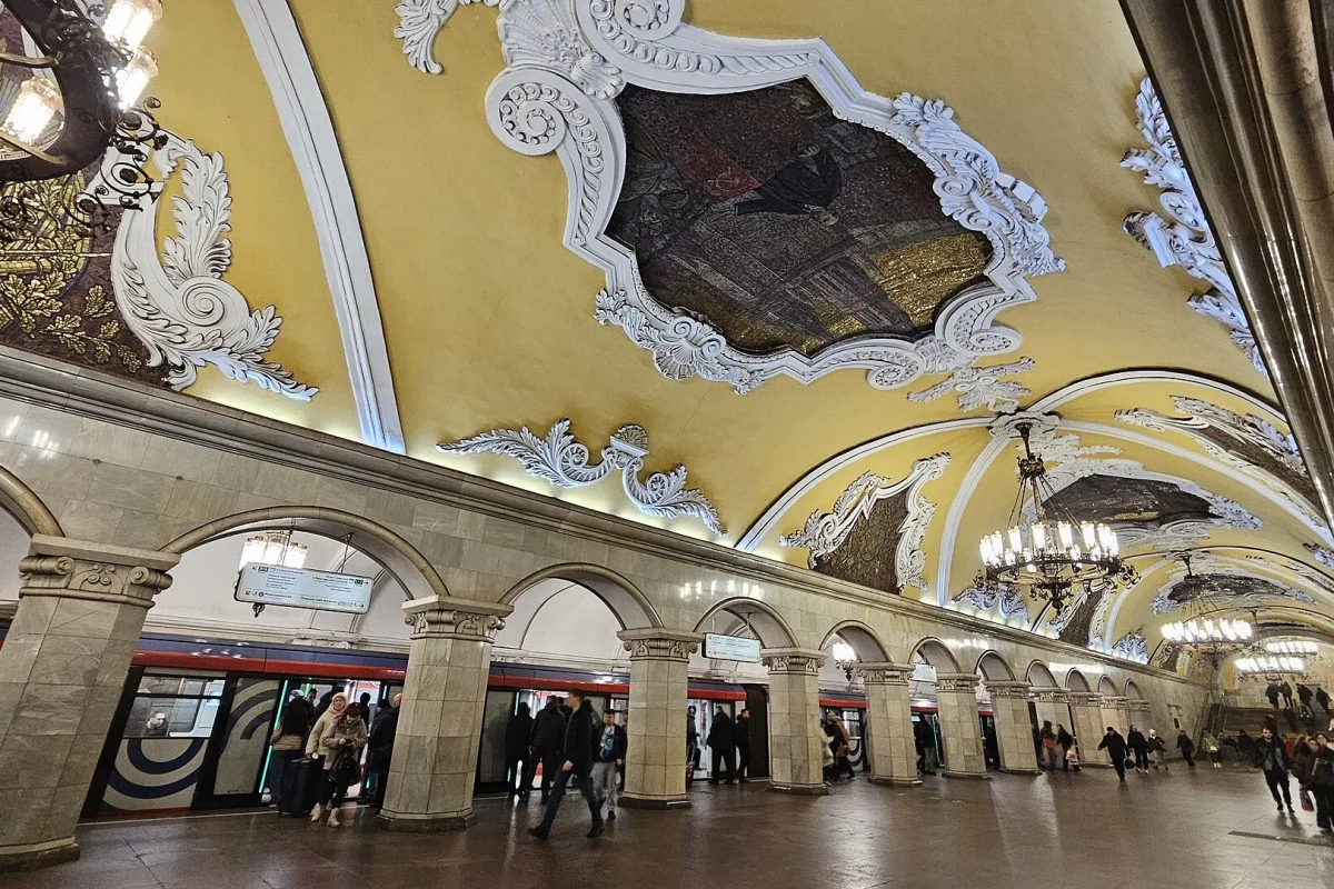 Moskova metrosunda avizeler ve bezemeli tonozlarla kaplı bir istasyon holü
