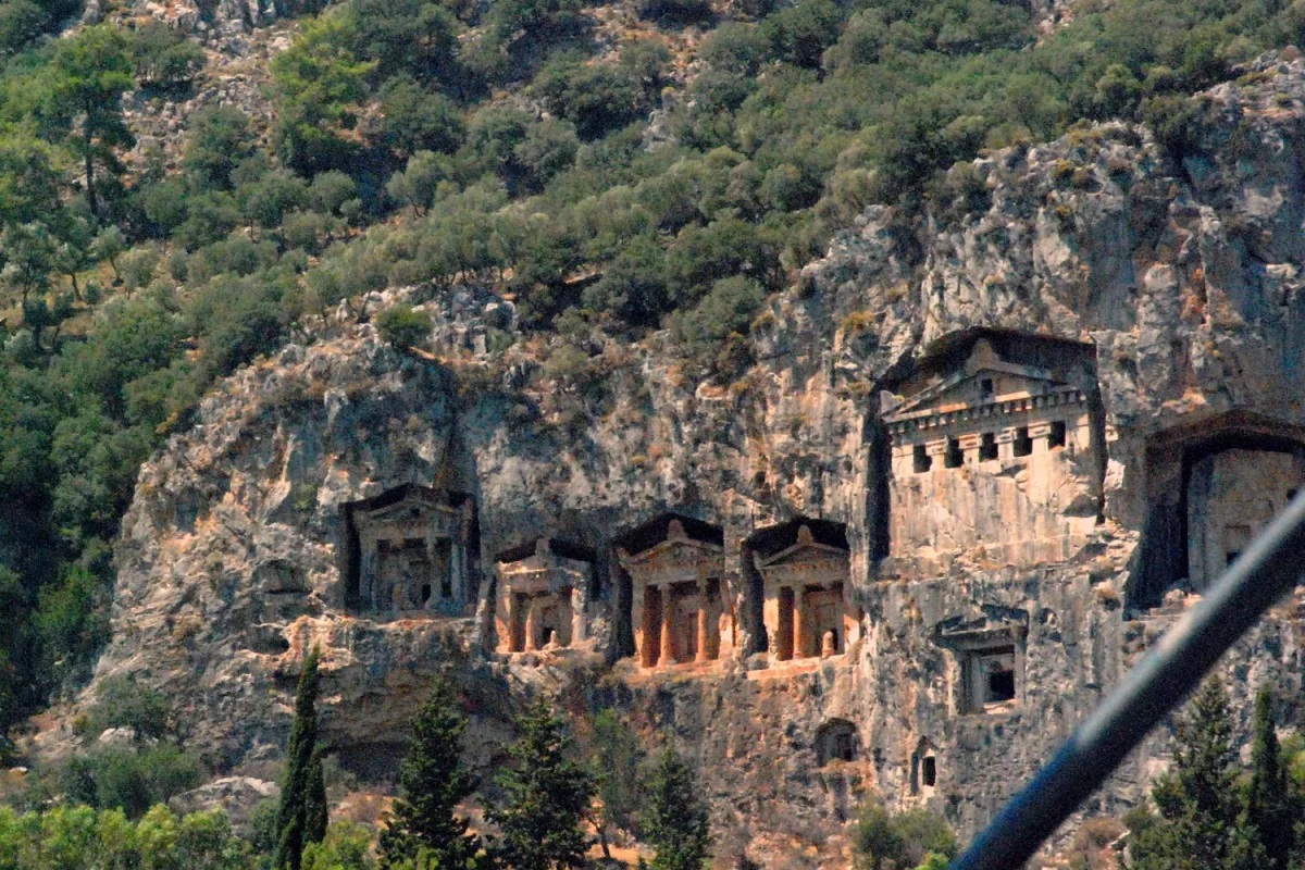 Dalyan’da kayalığa oyulmuş, tapınak cephesi biçiminde antik kaya mezarları