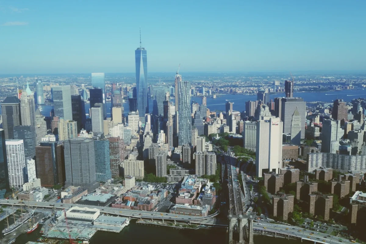 Manhattan’ın güney ucunda yukarıdan görünen sokak dokusu ve üzerine yükselen kuleler