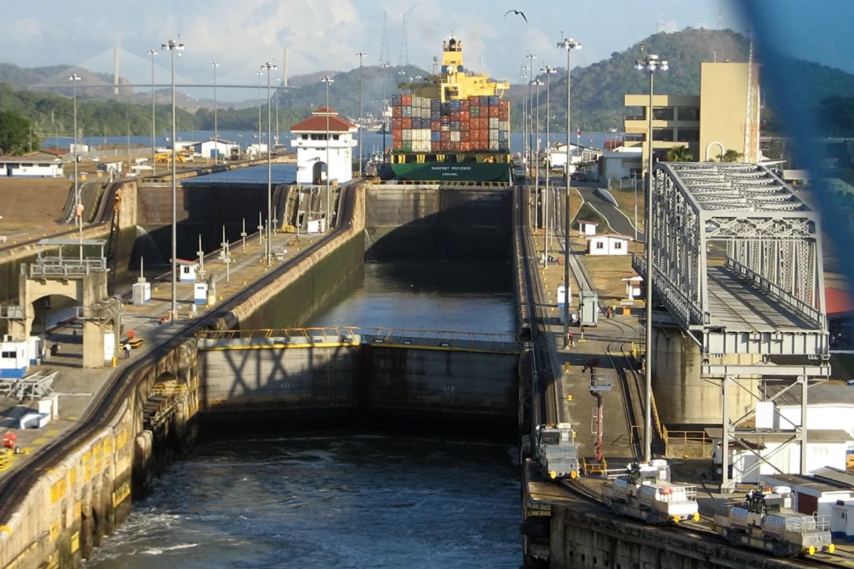 Panama Kanalı’nda kilit odaları ve geçiş yapan konteyner gemisi