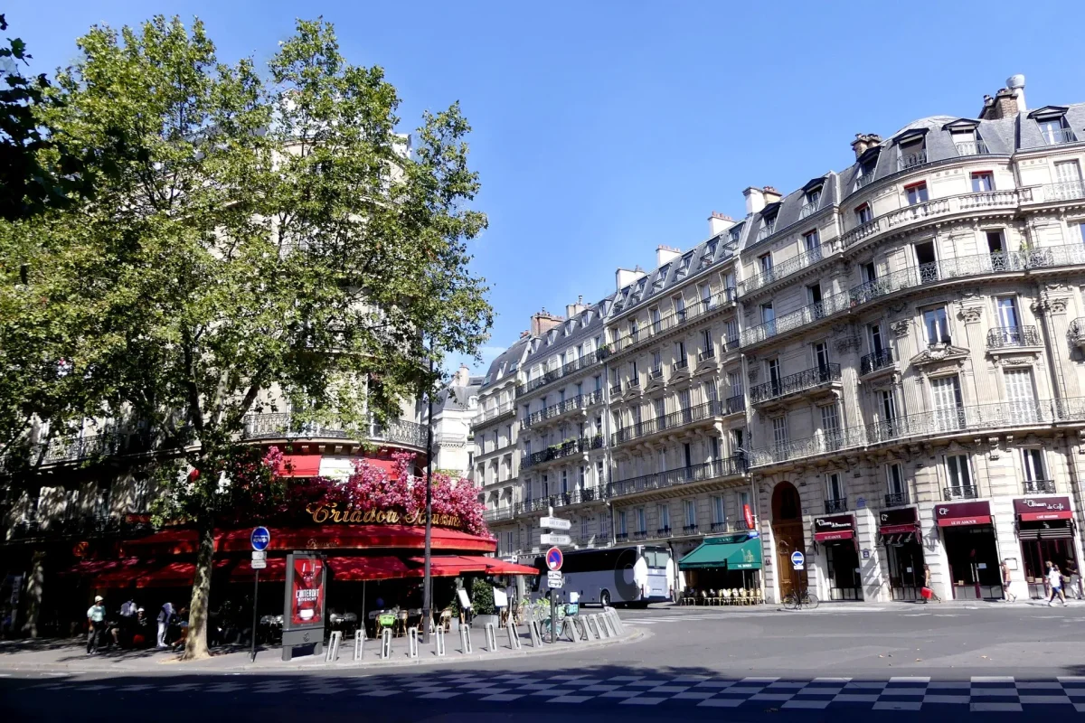 Paris’te Boulevard Haussmann köşesinde aynı yükseklik ve cephe düzeniyle sıralanan binalar