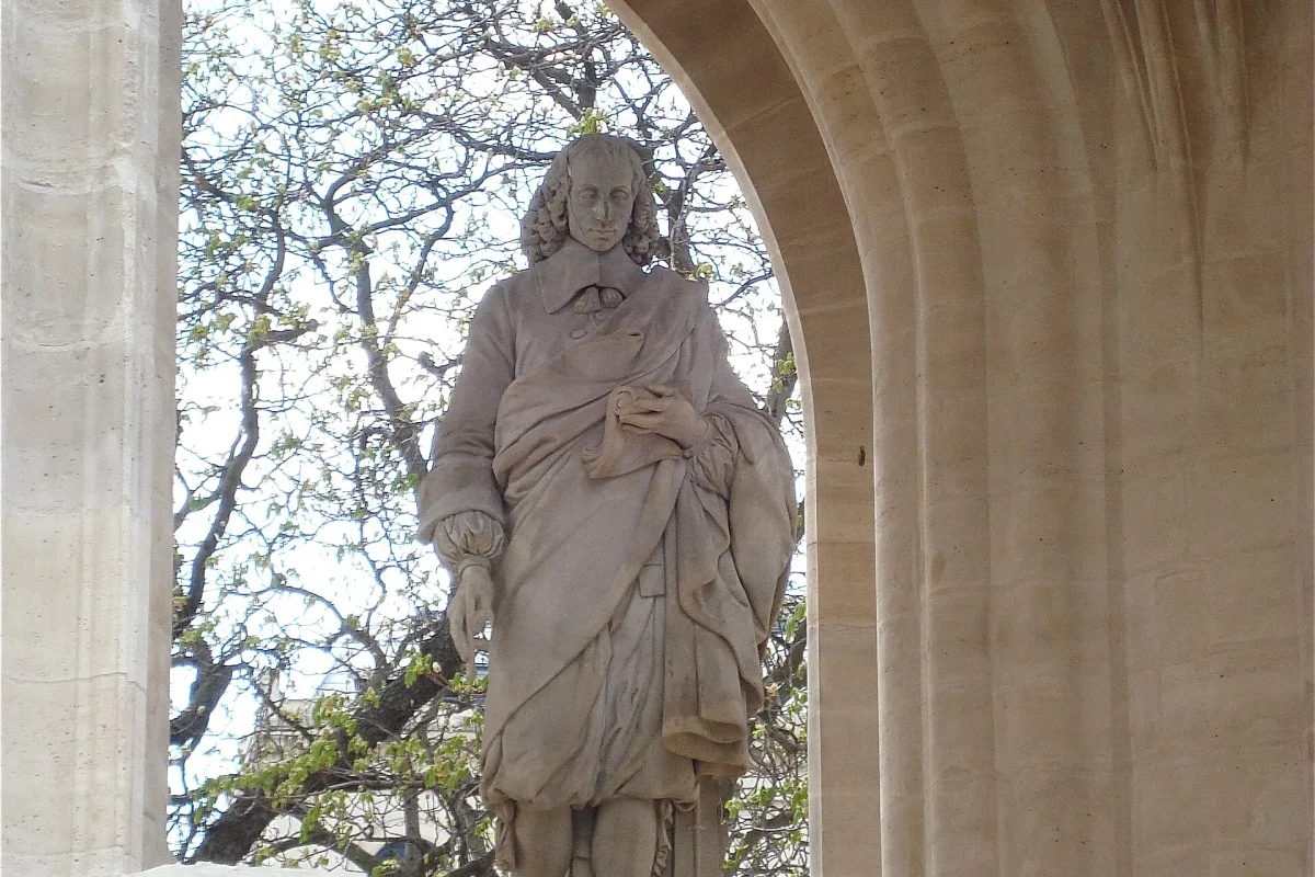 Paris’teki Saint-Jacques Kulesi’nde bulunan Blaise Pascal heykeli