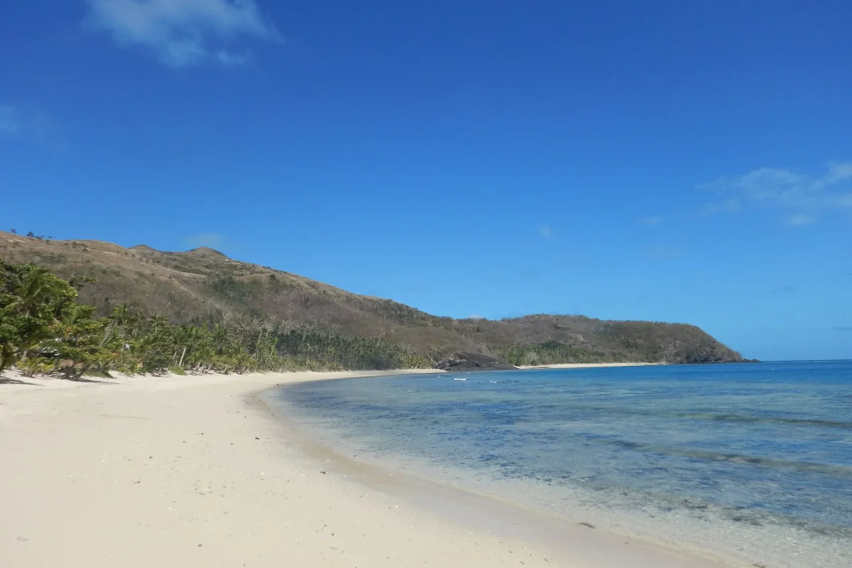 Fiji’de beyaz kumlu sahil ve sığ turkuaz lagün