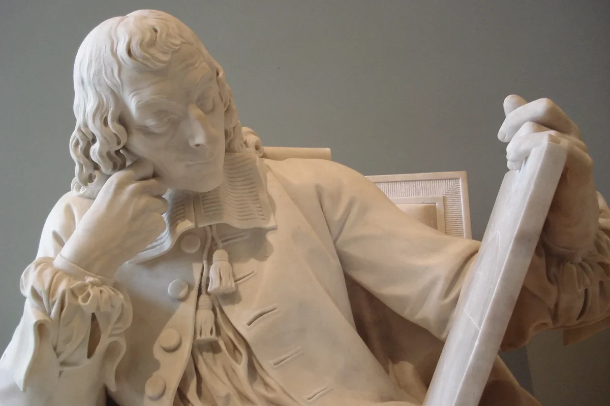 Blaise Pascal’ı yazarken gösteren mermer heykel