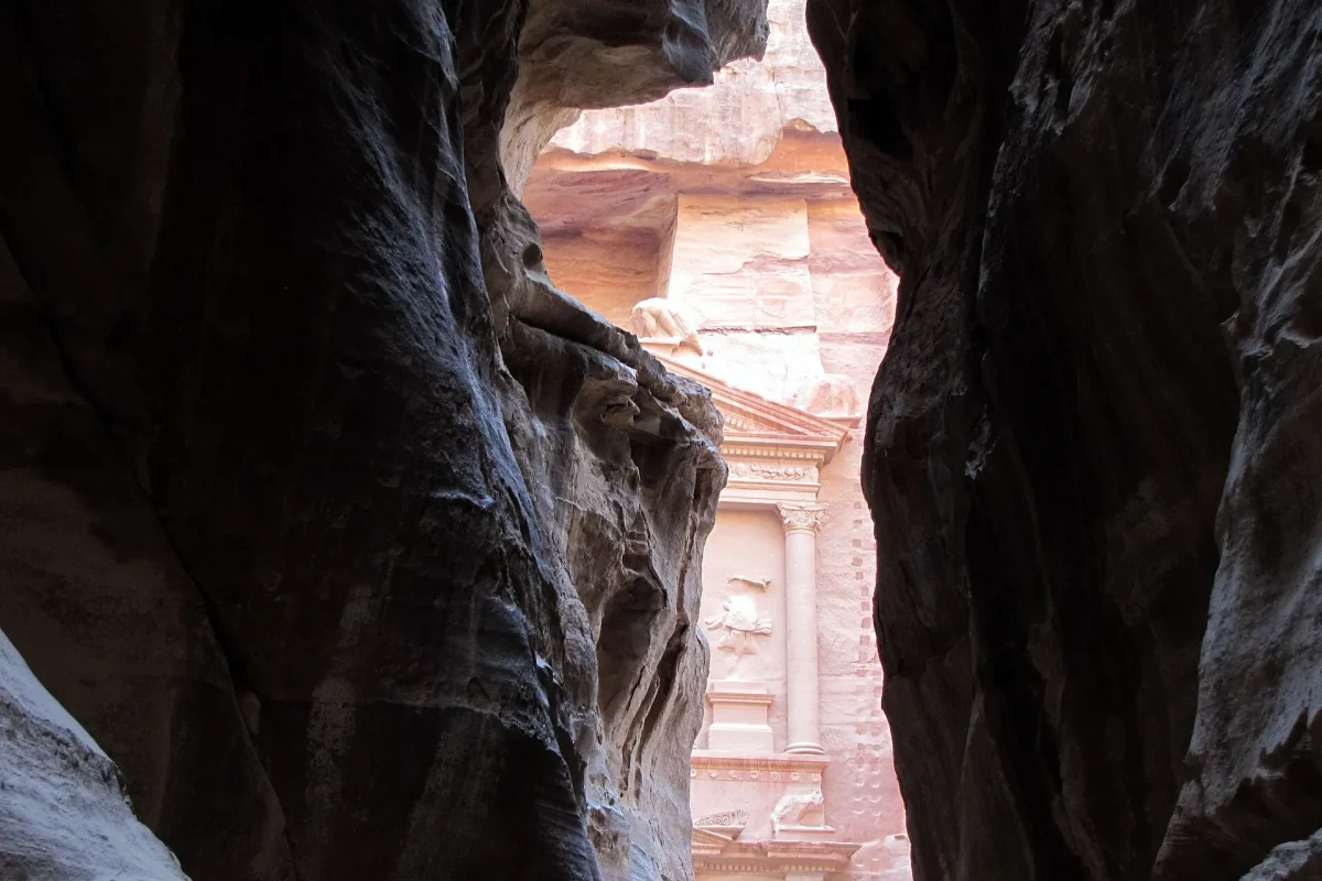Petra’da dar kaya yarığının arasından görünen kayaya oyulmuş cephe