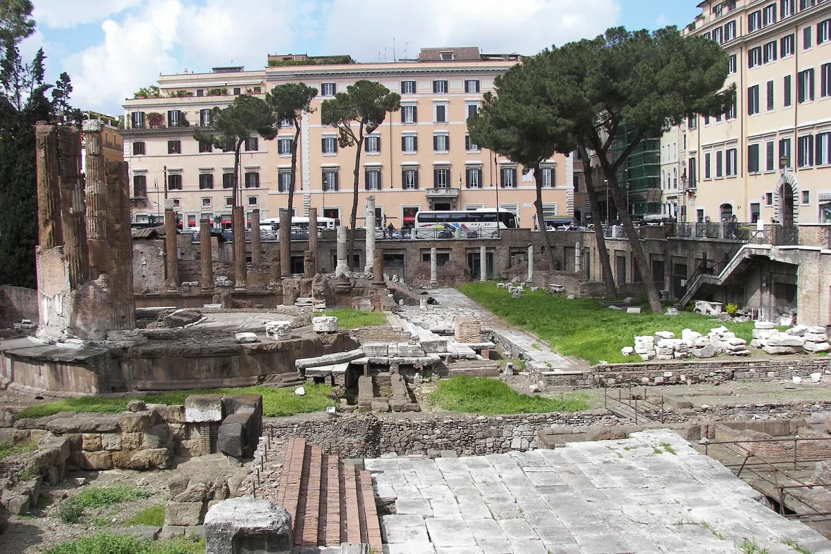 Roma’da Largo di Torre Argentina’daki antik tapınak kalıntıları, çevredeki sokak seviyesinin altında