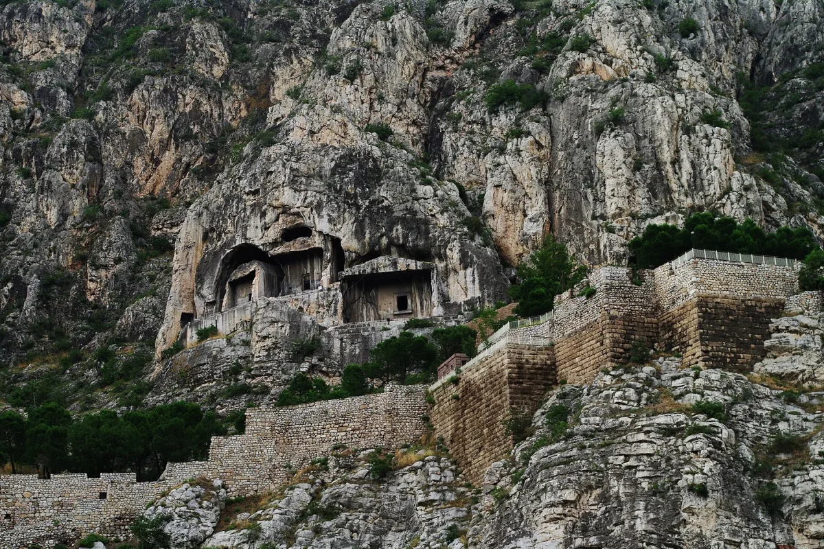 Amasya’da kayalığa oyulmuş kral mezarları ve kale duvarları