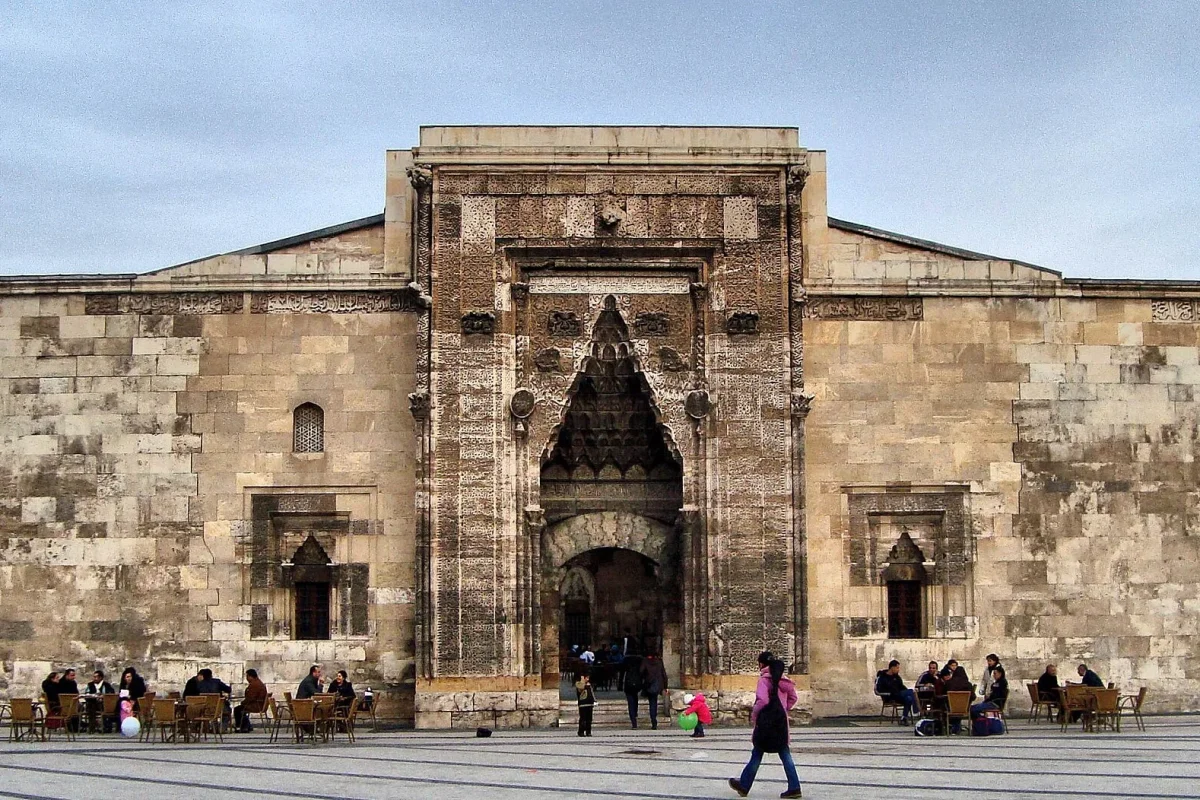 Sivas’ta Buruciye Medresesi’nin cepheye göre büyük taç kapısı