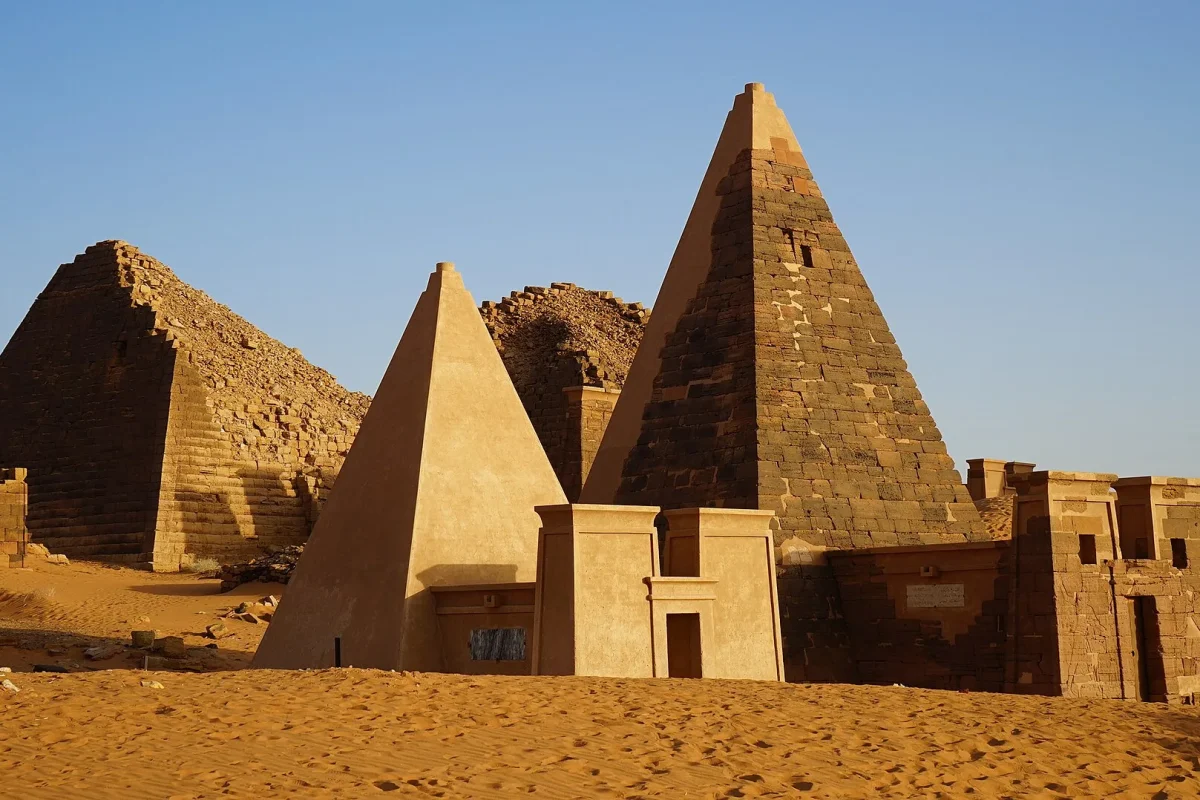 Sudan çölünde sık sıralanmış, dik yamaçlı Nubi piramitleri
