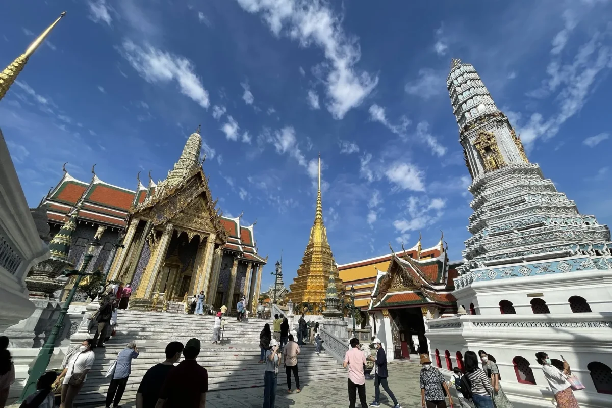 Bangkok’taki saray ve tapınak külliyesinin altın kaplı kuleleri