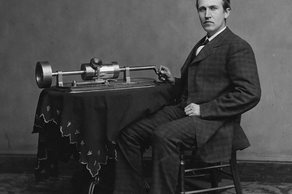 Thomas Edison, fonograf cihazının başında
