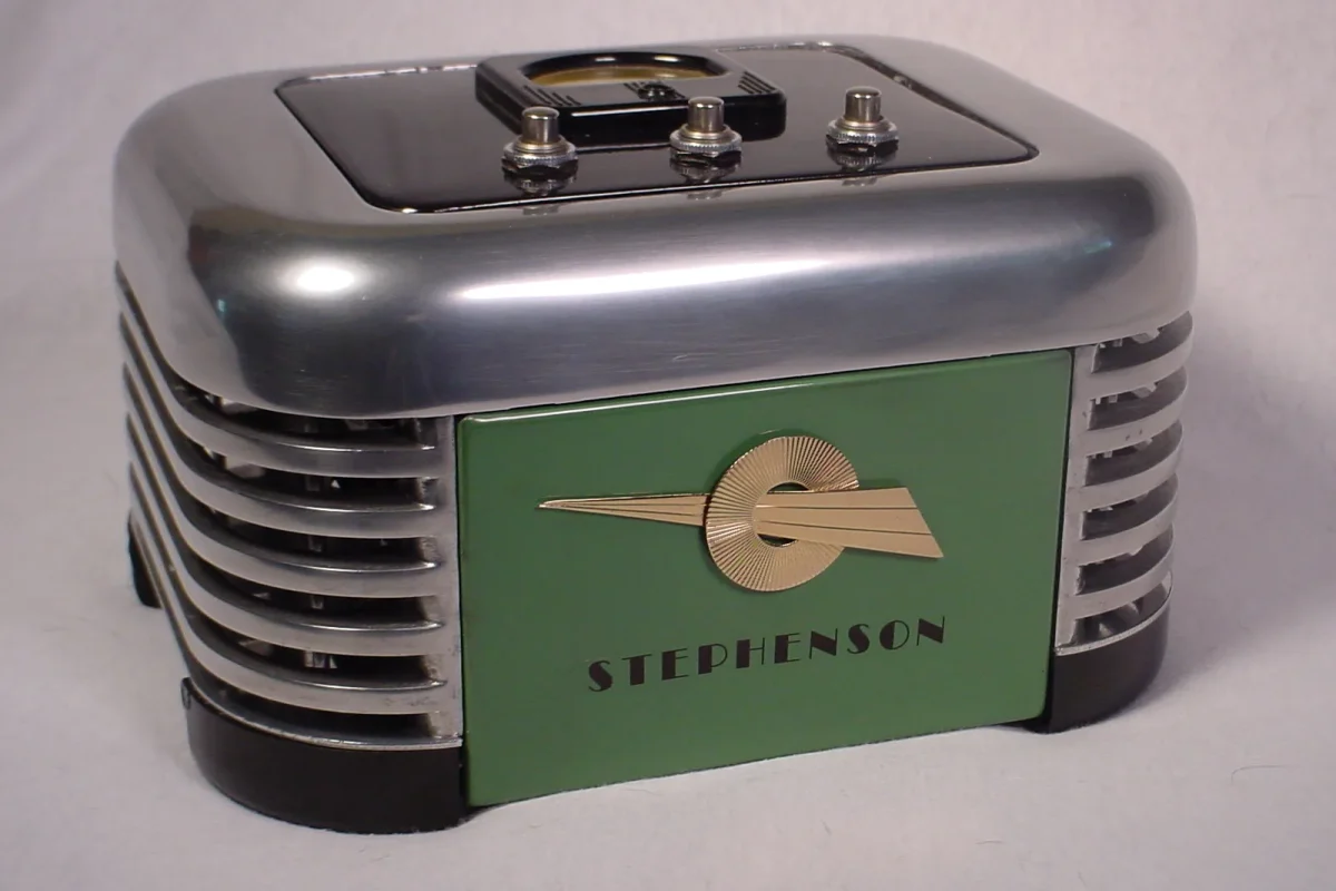 Art Deco tasarımlı krom gövdeli eski bir elektrikli tost makinesi