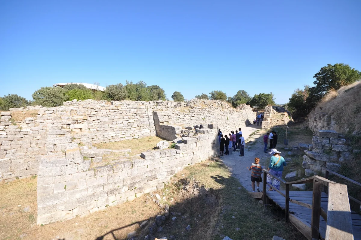 Truva kazı alanında üst üste gelen dönemlere ait taş duvarlar