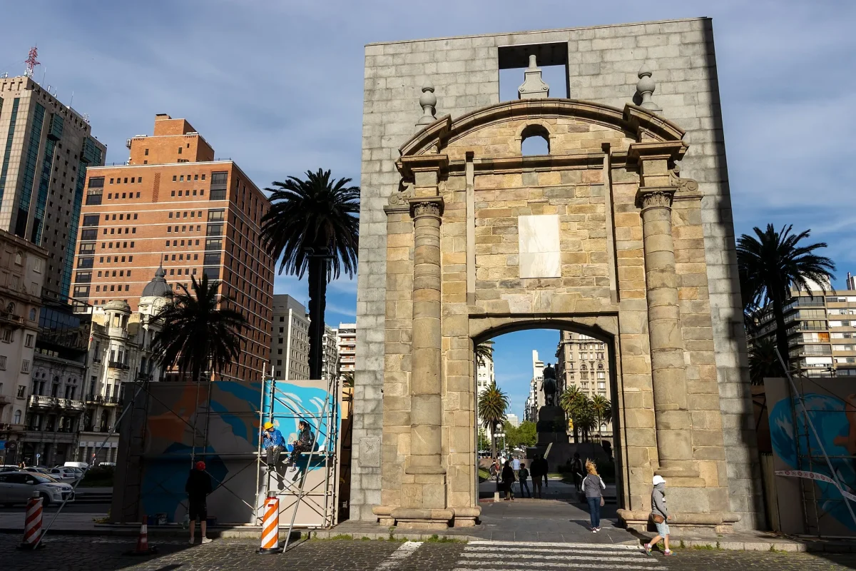 Montevideo’da eski şehir kapısı ve çevresindeki meydan