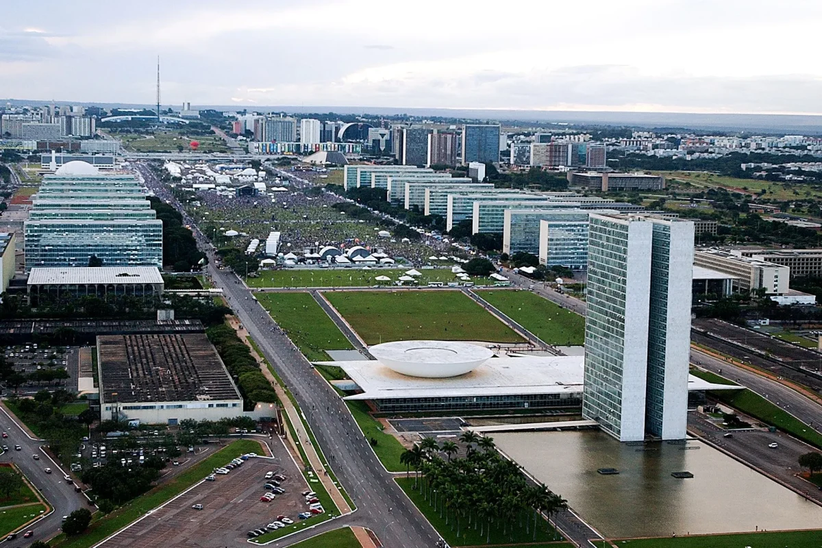 Brasília’da bakanlık bloklarının iki yanına dizildiği geniş tören ekseni