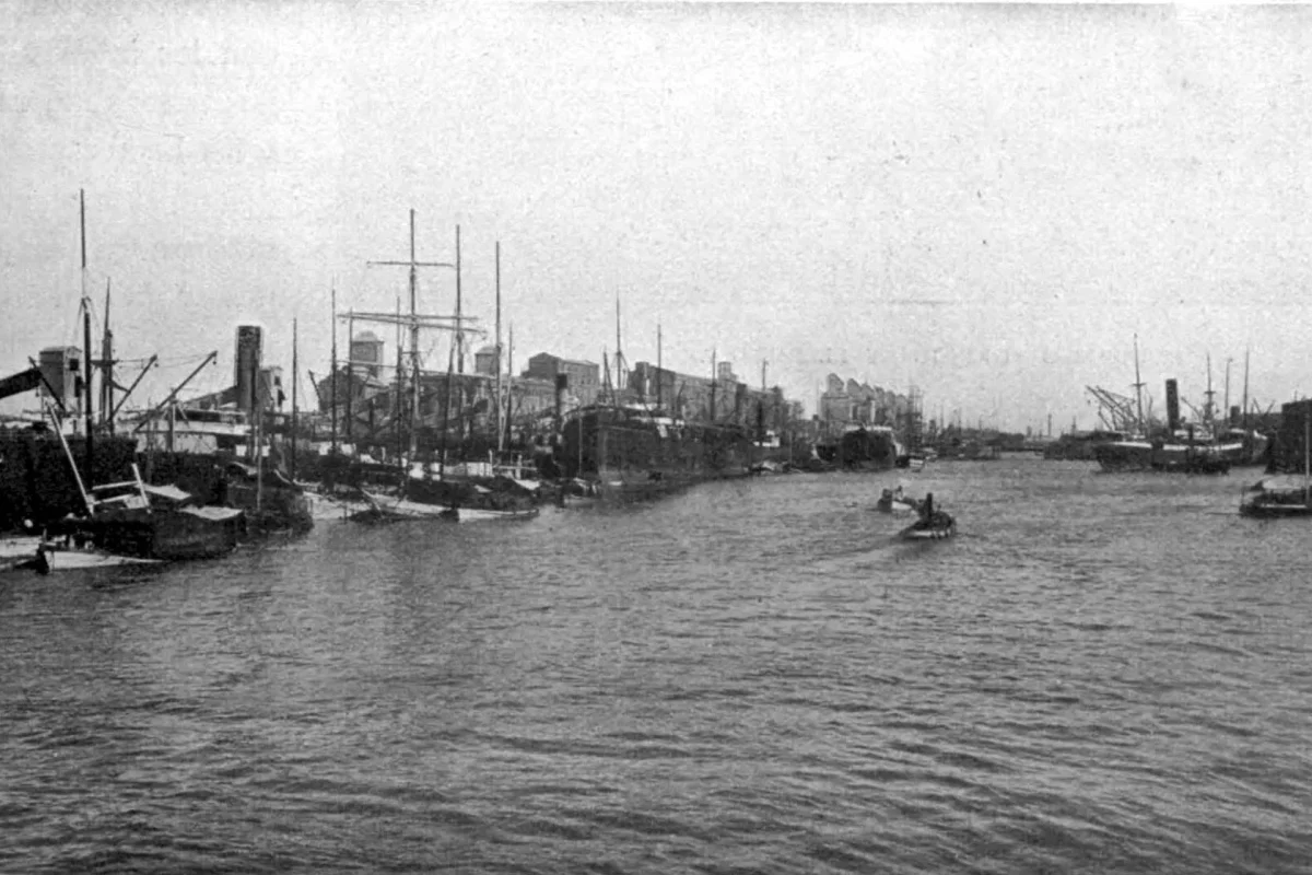 20. yüzyılın başında Buenos Aires’in eski limanında yan yana demirlemiş gemiler