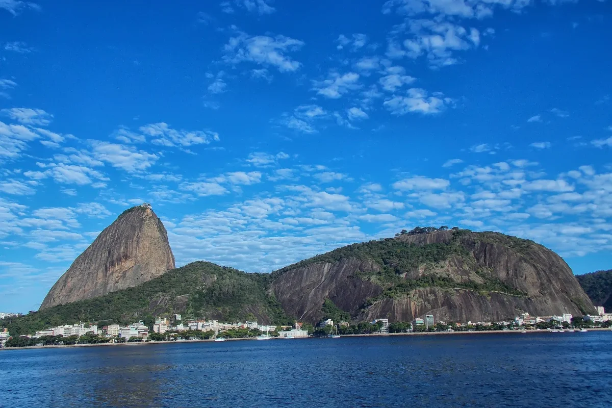 Rio’da denizden görünen Şeker Somunu; granit kütlenin çıplak ve yuvarlak yüzeyi